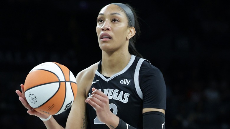 A'ja Wilson in procinto di fare canestro