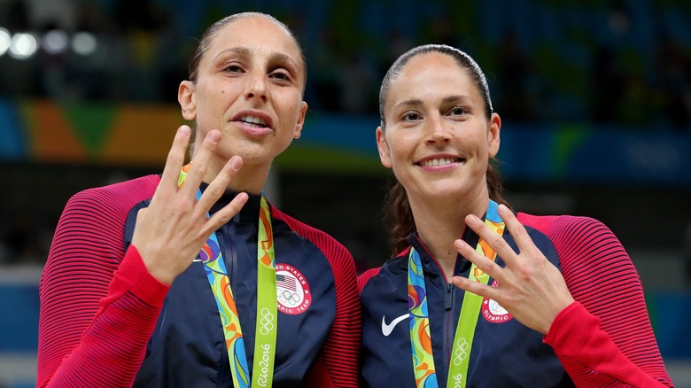 Diana Taurasi e Sue Bird sfoggiano le loro medaglie