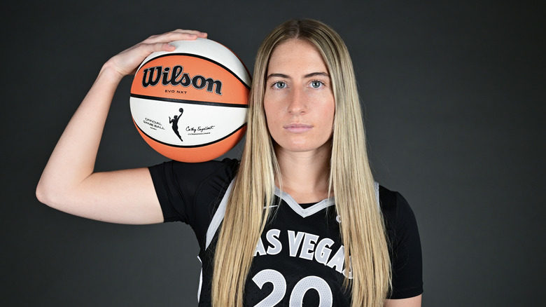 Kate Martin tiene la palla nel ritratto WNBA