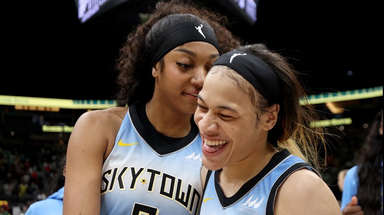 Chennedy Carter e Angel Reese in una partita del Chicago Sky