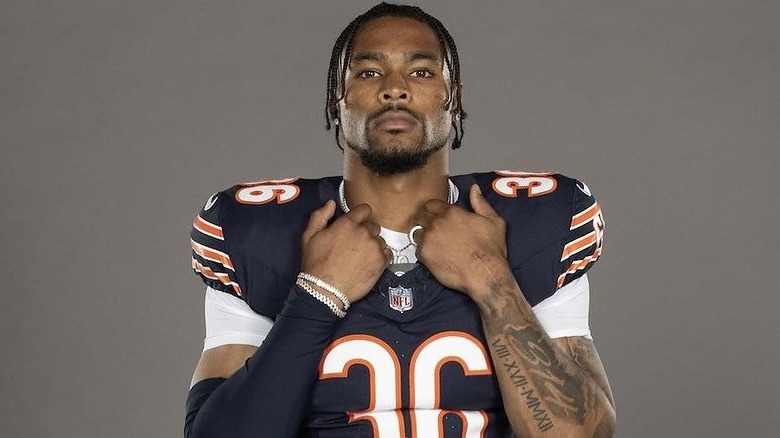 Jonathan Owens indossa una maglia e protezioni blu e arancioni dei Chicago Bears