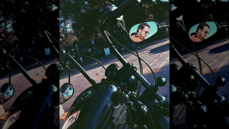 Il selfie di Tyler Hynes nello specchio della moto