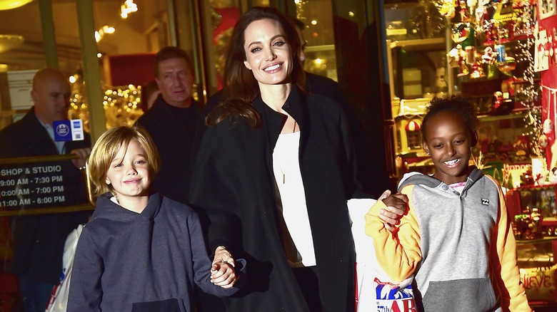 Angelina Jolie con Shiloh e Zahara