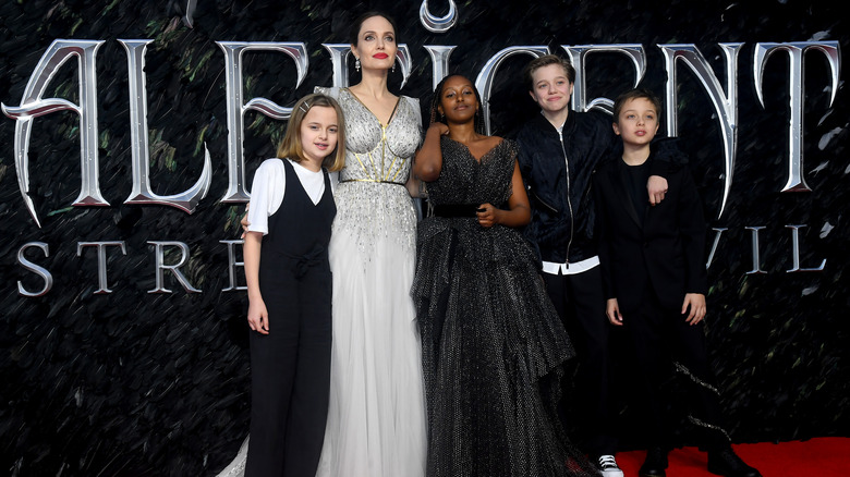 Angelina Jolie con Zahara, Shiloh e i gemelli