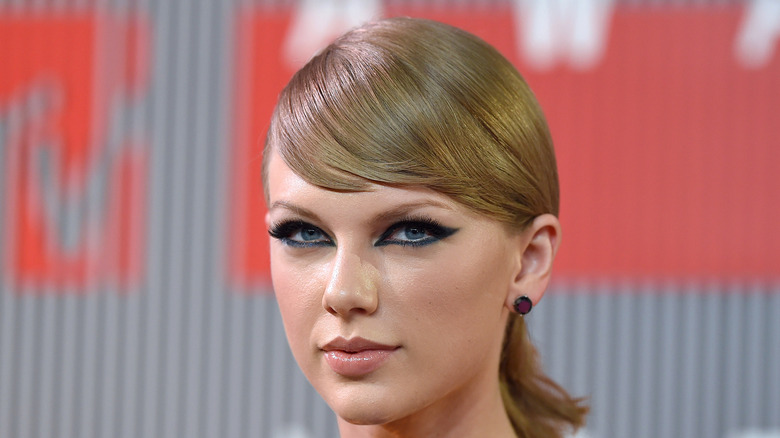 Taylor Swift 2015 VMA occhi di gatto