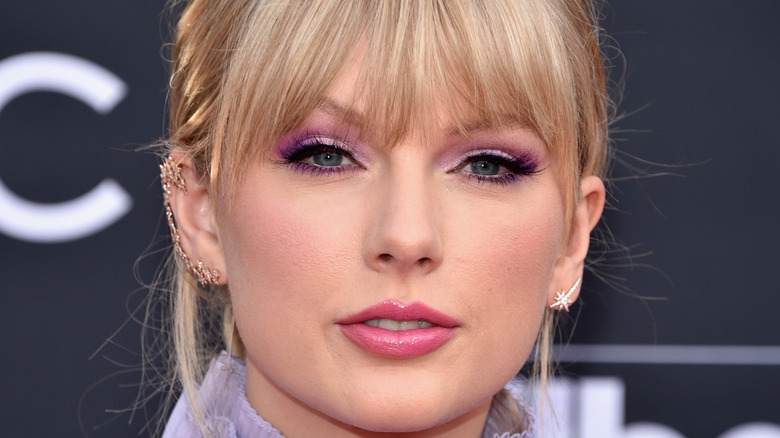 Taylor Swift ombretto lavanda labbra rosa