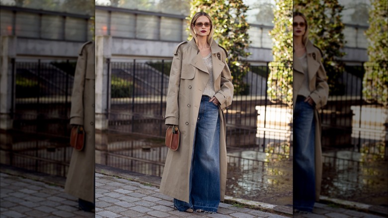 Jeans a gamba larga e trench