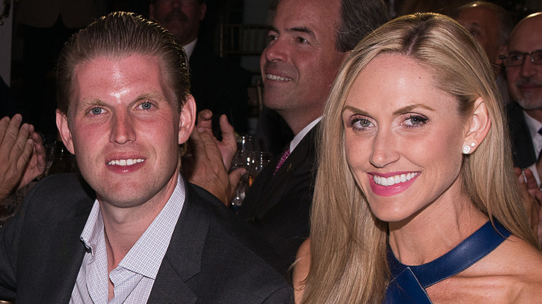 Lara ed Eric Trump sorridono