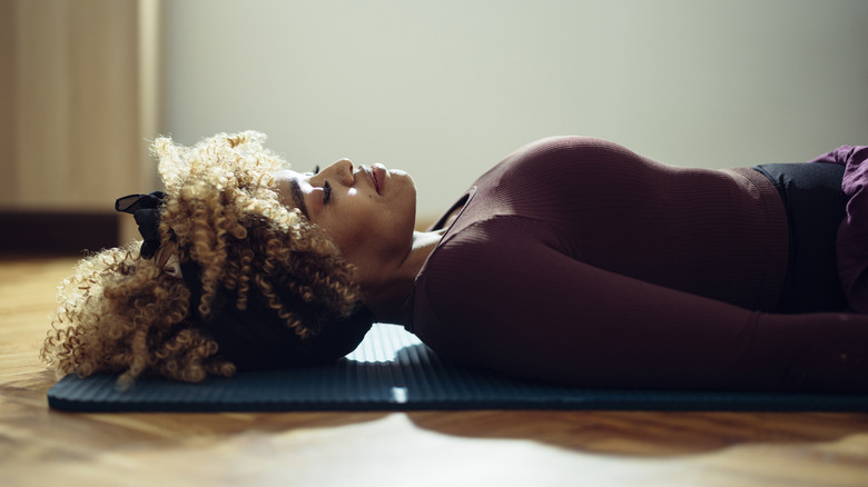 Tappetino yoga per respirazione profonda da donna