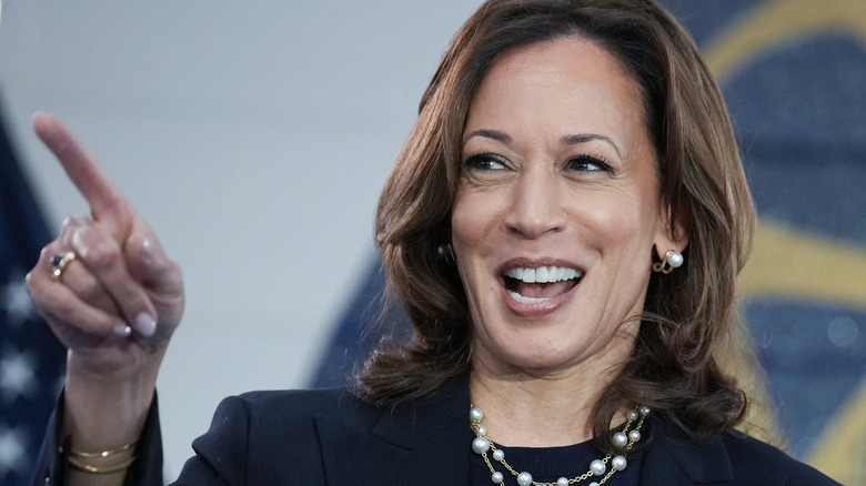 Kamala Harris che indica