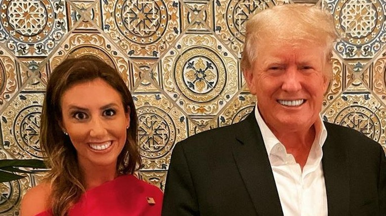 Alina Habba e Donald Trump sorridono