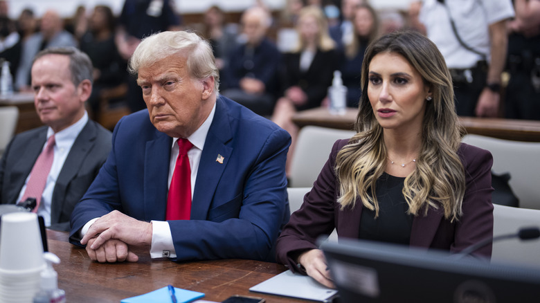 Donald Trump e Alina Habba seduti in tribunale