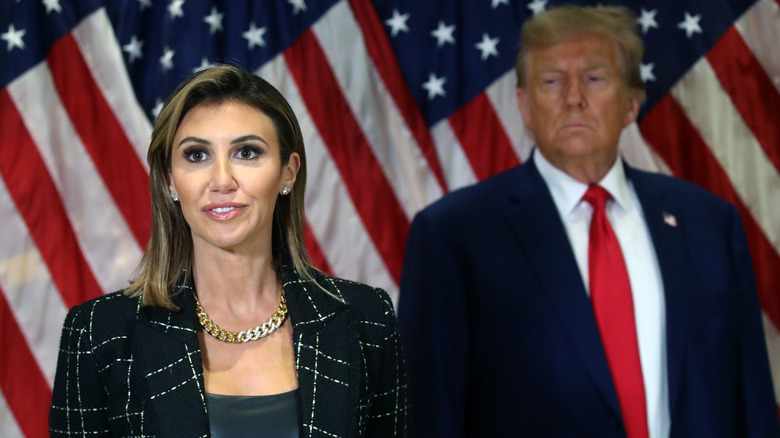 Alina Habba parla mentre Donald Trump sta dietro di lei