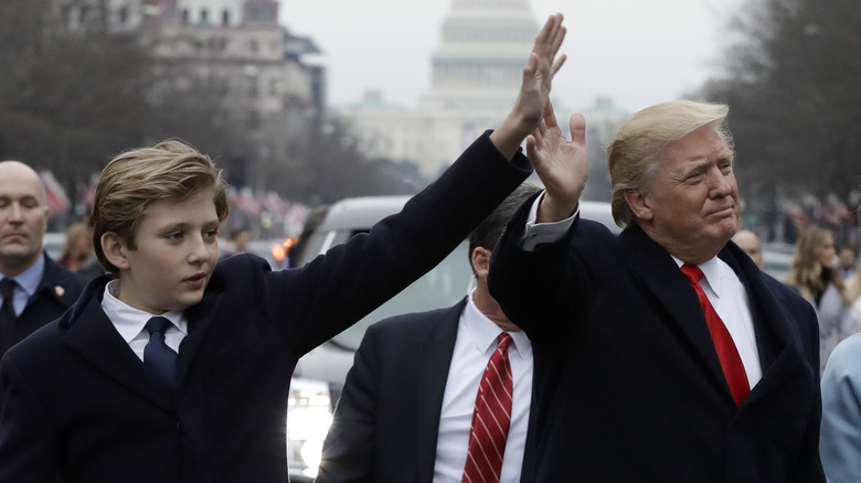 Barron e Donald Trump salutano