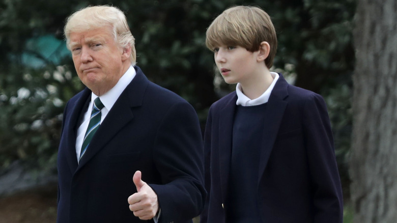 Donald Trump fa il pollice in su accanto a Barron Trump