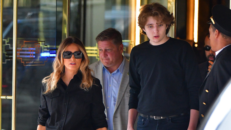 Melania Trump e Barron Trump escono dalla Trump Tower