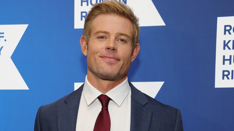 Trevor Donovan sorride