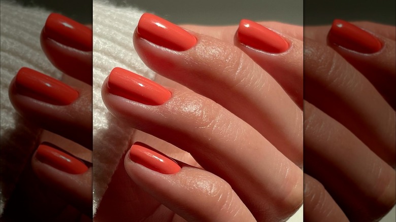 Unghie corte in gel rosso-arancio