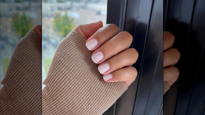 Unghie corte color rosa latte nude