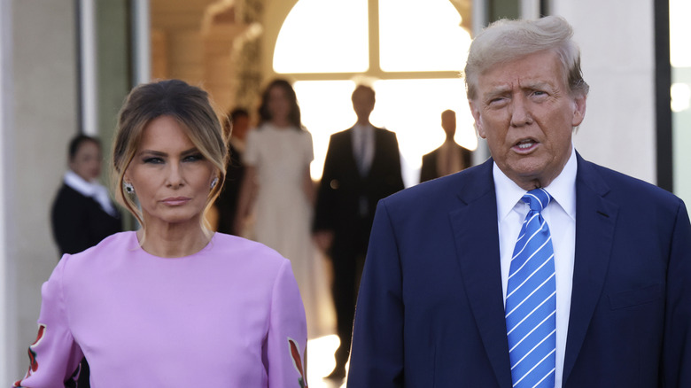 Melania Trump è in piedi accanto a Donald