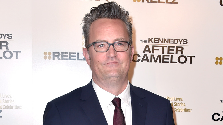 Matthew Perry indossa gli occhiali