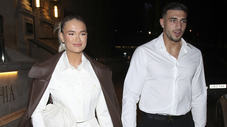 Molly-Mae Hague, Tommy Fury all'aperto di notte