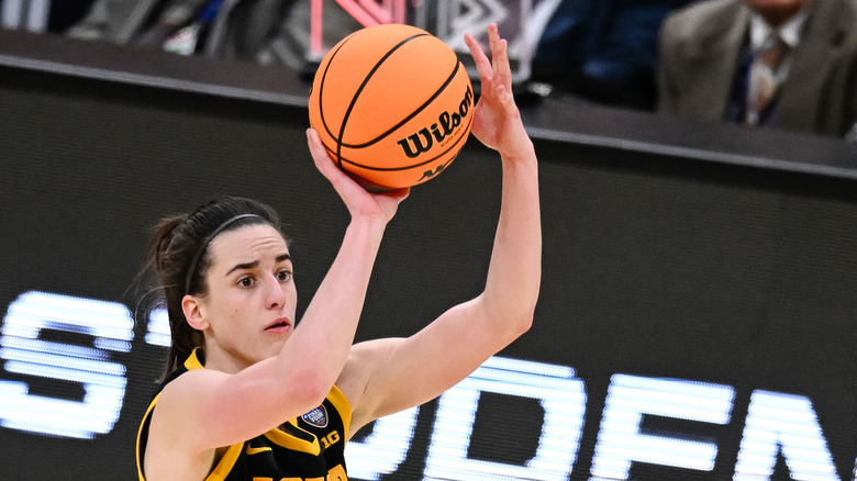 Caitlin Clark tira un pallone da basket