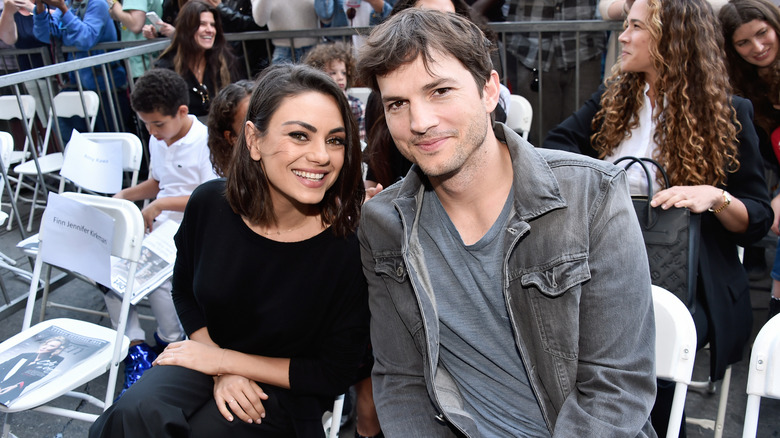 Ashton Kutcher e Mila Kunis seduti