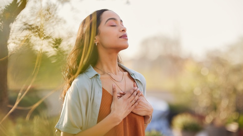 Donna in meditazione