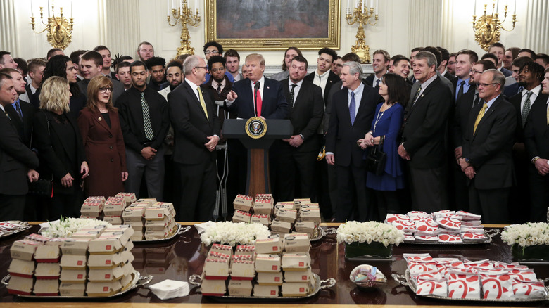 Donald Trump al banchetto del fast food