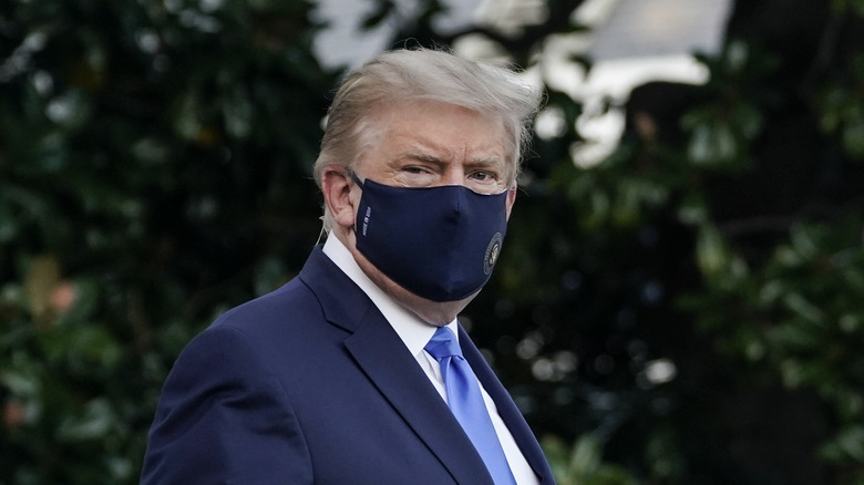 Donald Trump indossa una maschera