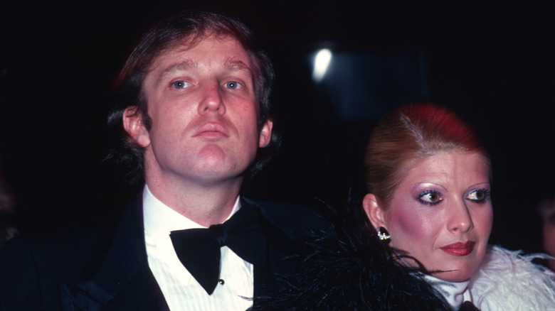 Donald e Ivana Trump in abiti formali