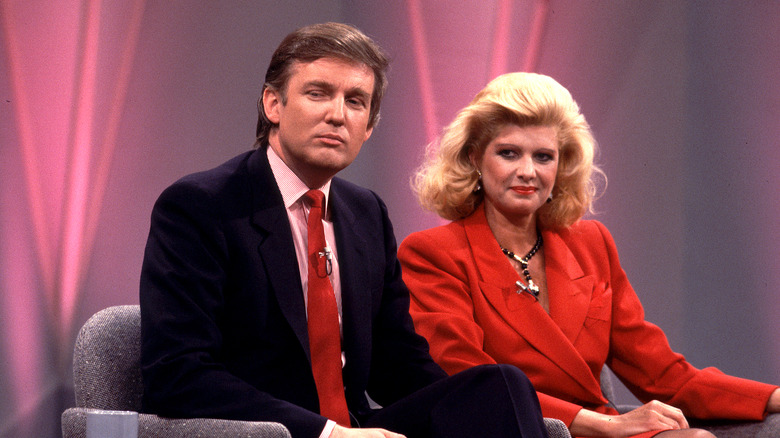 Donald e Ivana Trump siedono insieme