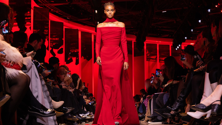 Abito lungo rosso con spalle scoperte di Elie Saab