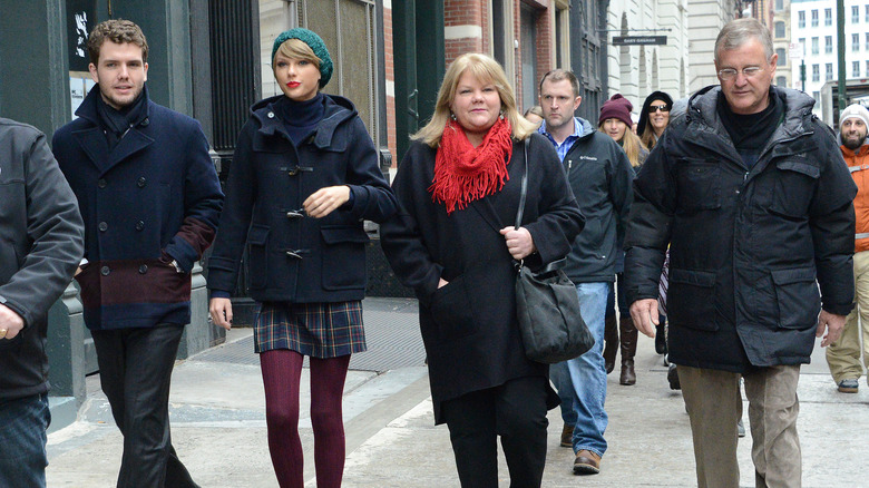 Austin, Taylor, Andrea e Scott Swift camminano