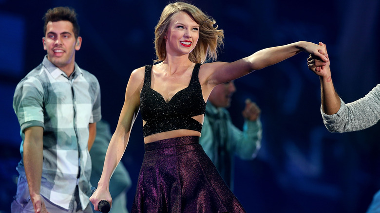 Taylor Swift sorride e si esibisce