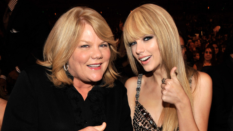 Andrea e Taylor Swift sorridono con i pollici in su