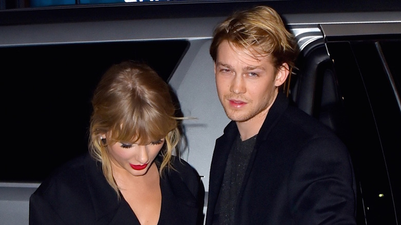 Taylor Swift guarda in basso accanto a Joe Alwyn