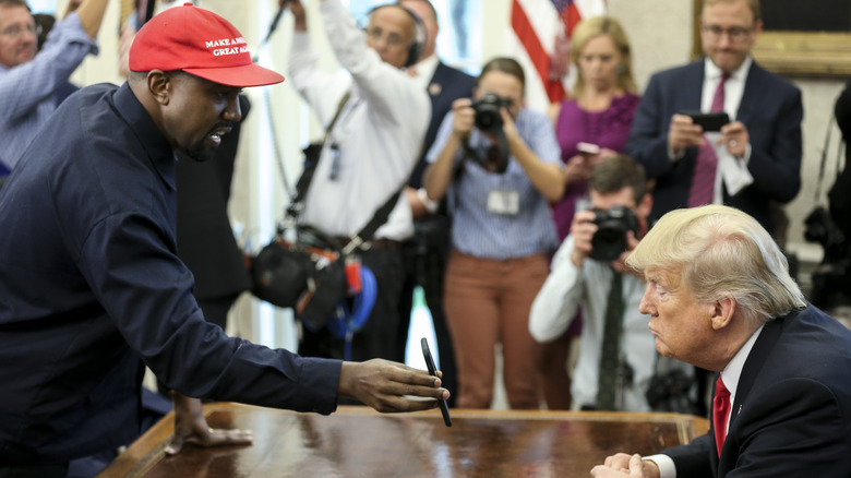 Kanye West mostra il telefono a Donald Trump