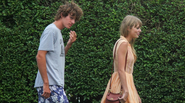 Conor Kennedy cammina dietro Taylor Swift