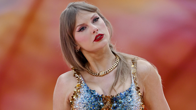 Taylor Swift inclina la testa