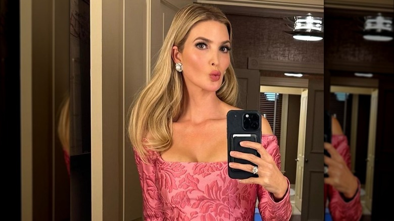 Ivanka Trump si fa un selfie