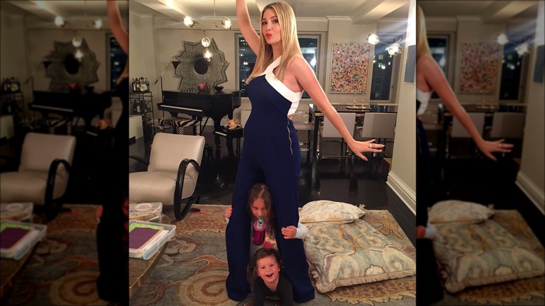 Ivanka Trump con l'opera d'arte a casa