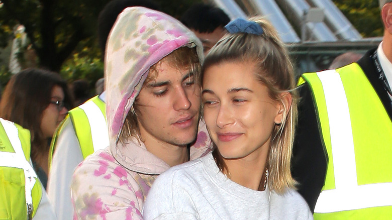 Justin e Hailey Bieber si abbracciano