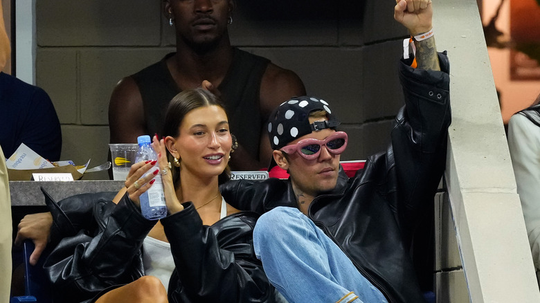 Justin e Hailey Bieber applaudono