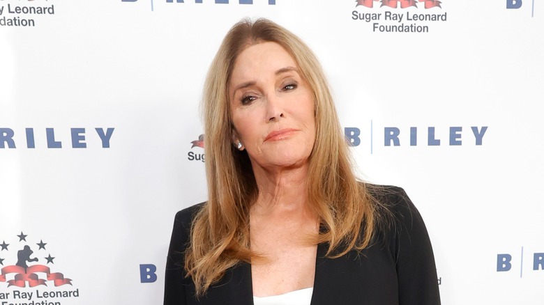 Caitlyn Jenner giacca nera capelli lisci