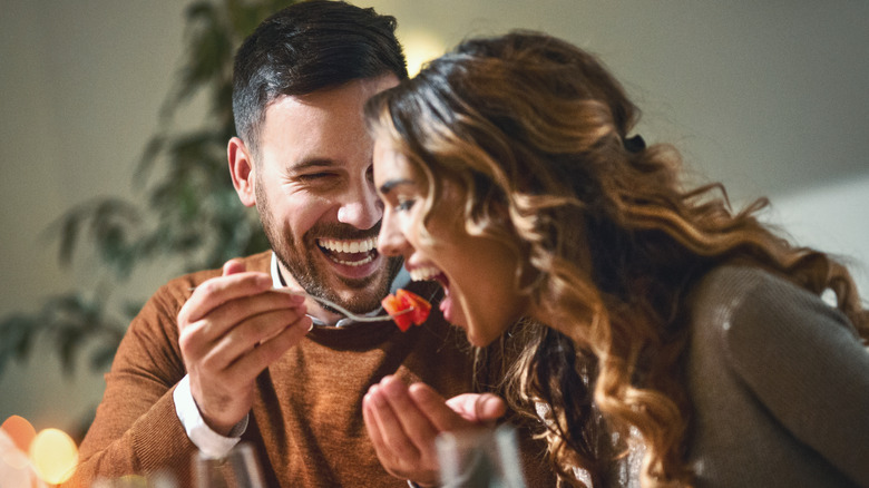 Uomo che dà da mangiare alla donna al ristorante