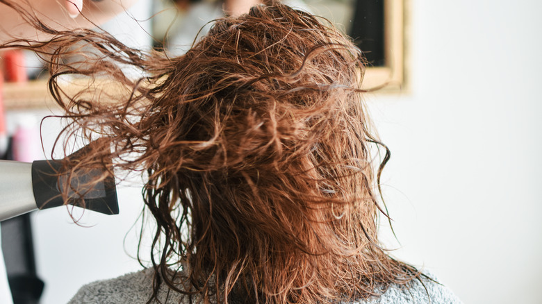 Capelli castani sottoposti a trattamento