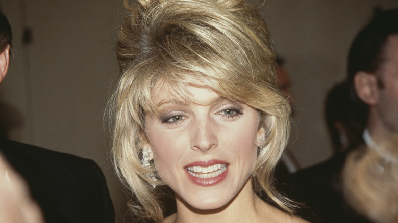 Marla Maples acconciatura raccolta sorridente