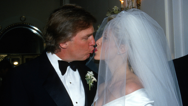 Donald Trump bacia Marla Maples